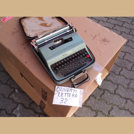 macchina da scrivere meccanica con custodia di epoca primi 900 di marca OLIVETTI LETTERA 32